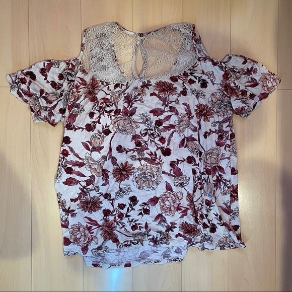 Lot of 2 Macys cold shoulder tops - Picture 4 of 6